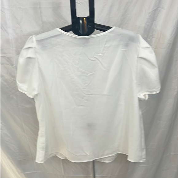 Elegant White Embroidered Women's Top - Picture 3 of 3